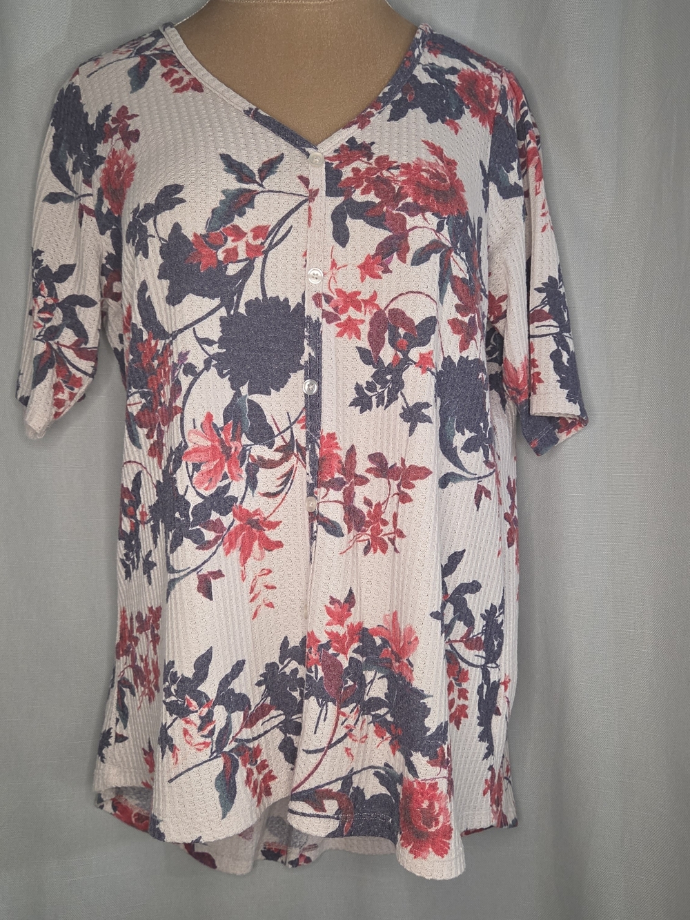 Women's Torrid Cream Top with Red & Navy Floral Print Size 1 equal to 1X